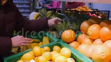 在商店里买水果。 在超市，农贸市场上架新鲜有机蔬菜水果.. 健康食品